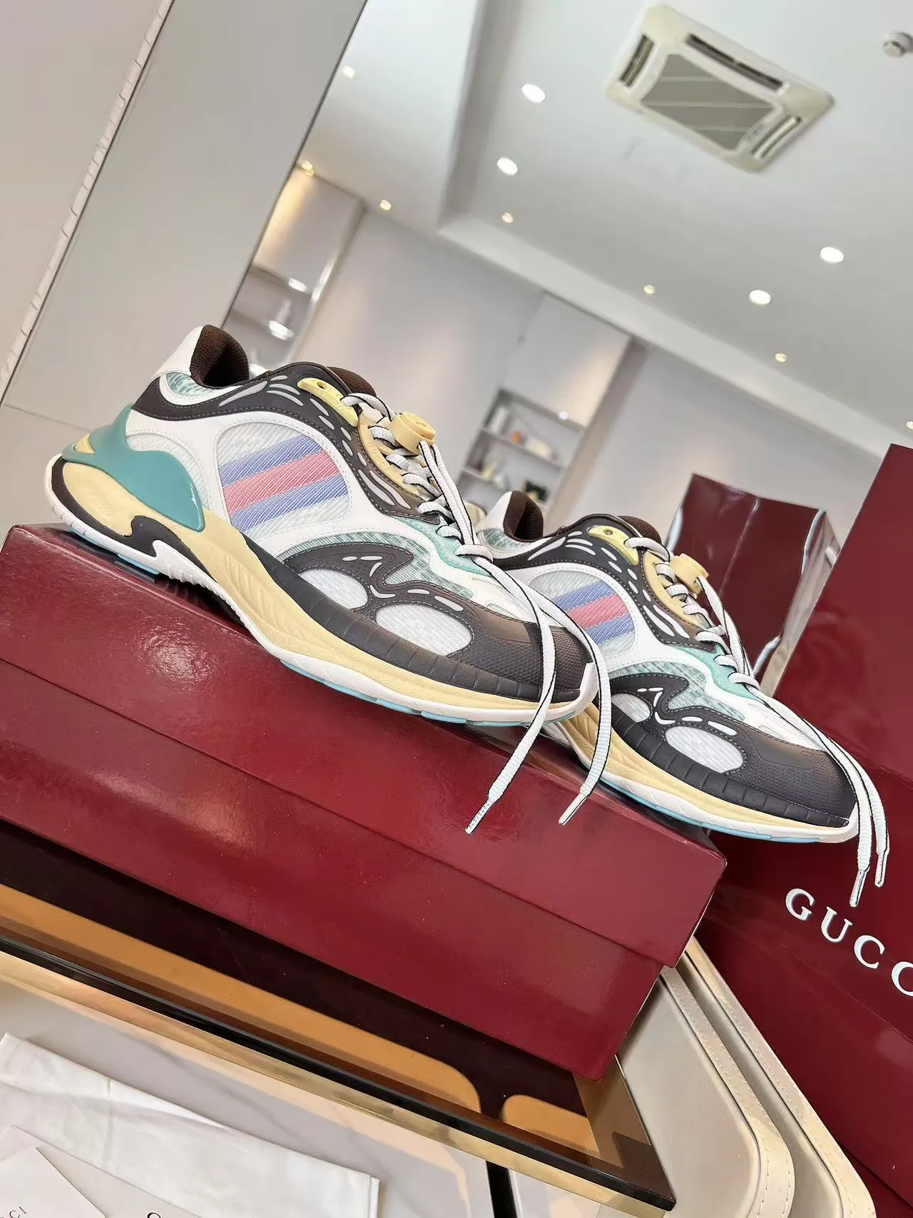[G Home] P: 900💰 Only men’s models, Size::39-46, (46 customized) 2025Gucci couple series 2.0 sports shoes are made with heavy investment❤️‍🔥❤️‍🔥❤️‍🔥Renewed interpretation of the brand's iconic striped webbing elements😍😍When retro genes collide with futuristic design🎊🎊This new pair of Gucci shoes directly reaches the trend threshold💥 ✔️Color combination of caron contrast + classic stripes, GG reflective piping, visual impact, and comes with a high-light filter for street use ✔️ The structure is multi-layered with different materials, mesh is breathable, leather is shaped, and the outsole is a combination of EVA foam and TPU 😍😍😍Fashion and practicality are both online ✔️ Detailed double G midsole + iconic double G lock shoelaces, retro DNA is crazy and restless, and every step is based on the trendy aesthetic ❤️❤️❤️